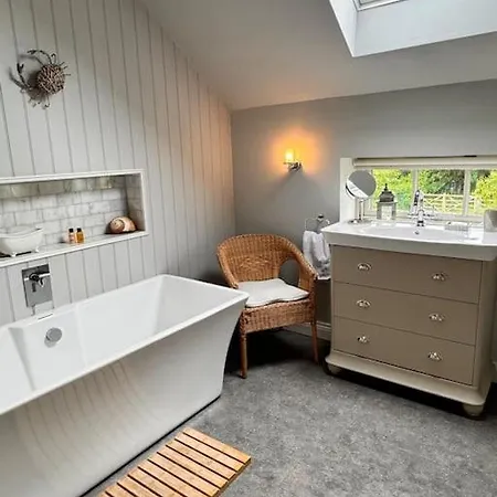 Дом отдыха Luxury Barn With Sauna Near Welcoming Families, Friends, Groups Йорк
